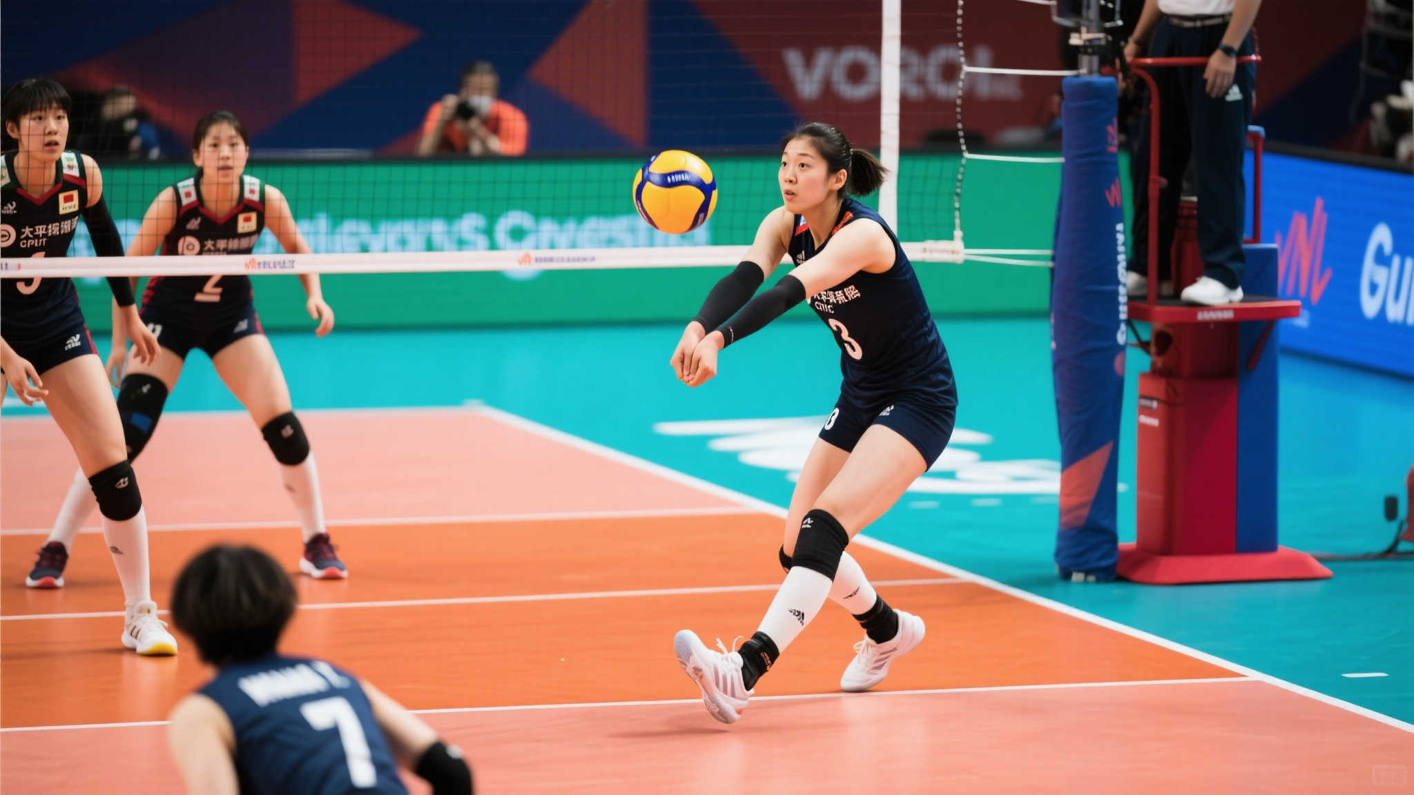 中国女排3:1力克日本,吴梦洁最后一球扣杀后意外受伤,愿平安无恙! 作为近年来备受瞩目的新人之一,*吴梦洁已多次成为数